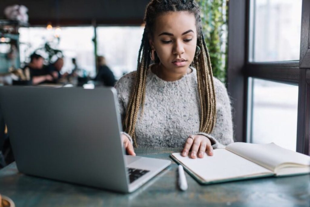 O-que-faz-um-editor-de-livros-768x513